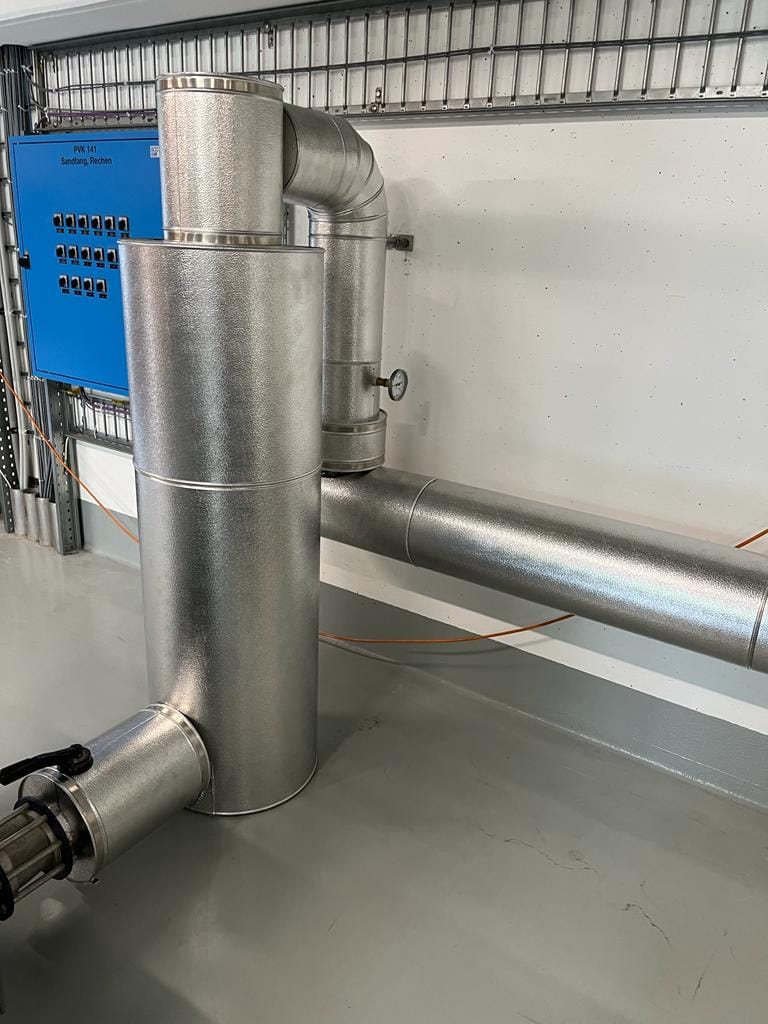 Metallummantelte Dämmung an Rohrleitungen und einem Anlagenbauteil